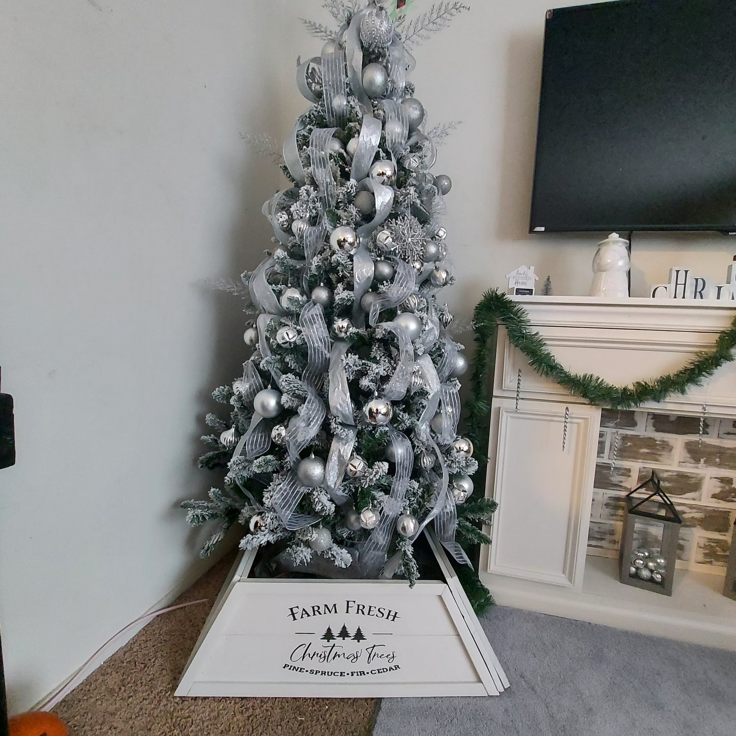 Christmas tree collar