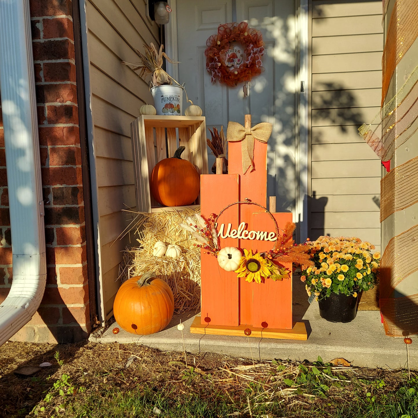 Free standing outdoors fall decor